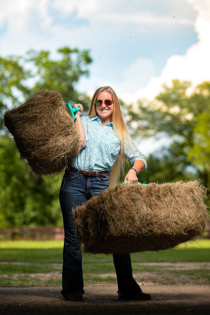 easy hay bale lift using reinsman bale handle